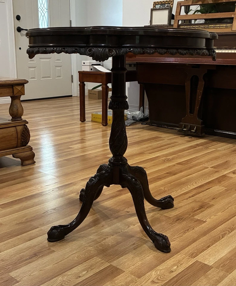 Mesa auxiliar o auxiliar de madera antigua marrón con intrincadas tallas Foto 3 de 3