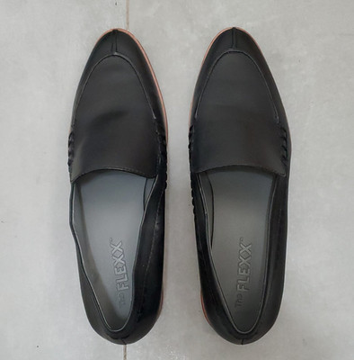 The FLEXX Women s New Black Leather Loafer Almond Toe Slip-On Shoes 9M