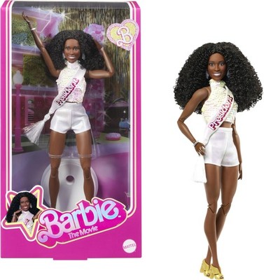 Barbie The Movie President Sammlerpuppe, IVSS Rae als Präsident trägt