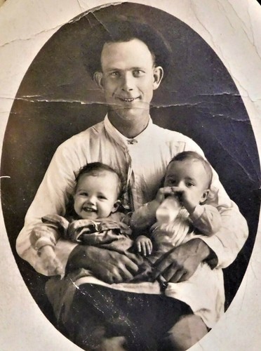 EARLY 1900's  REAL PHOTO POST CARD - MAN WITH TWO  SMALL CHILDREN POSING - Picture 1 of 3