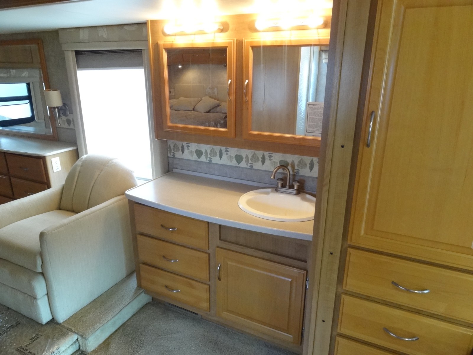 2007 EXPEDITION 38 N~DIESEL~HANDICAP WHEEL CHAIR LIFT~19K MILES~NEW TIRES~BEAUTY