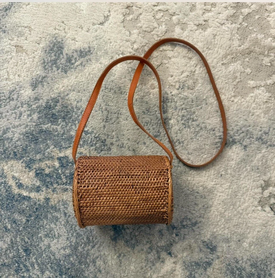 Bolso de mujer tejido de mimbre con correa de cuero bandolera cierre de lazo  Foto 3 de 4