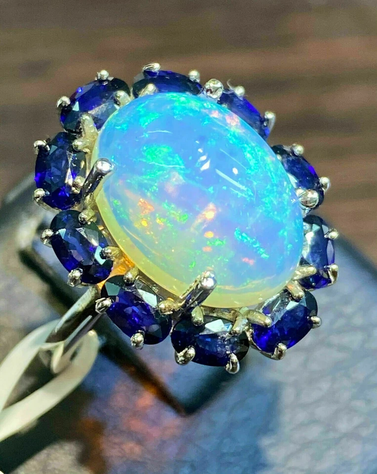 Anillo de compromiso natural con halo de corte ovalado de ópalo de fuego de 6 quilates enchapado en oro blanco de 14 quilates plateado Foto 2 de 4