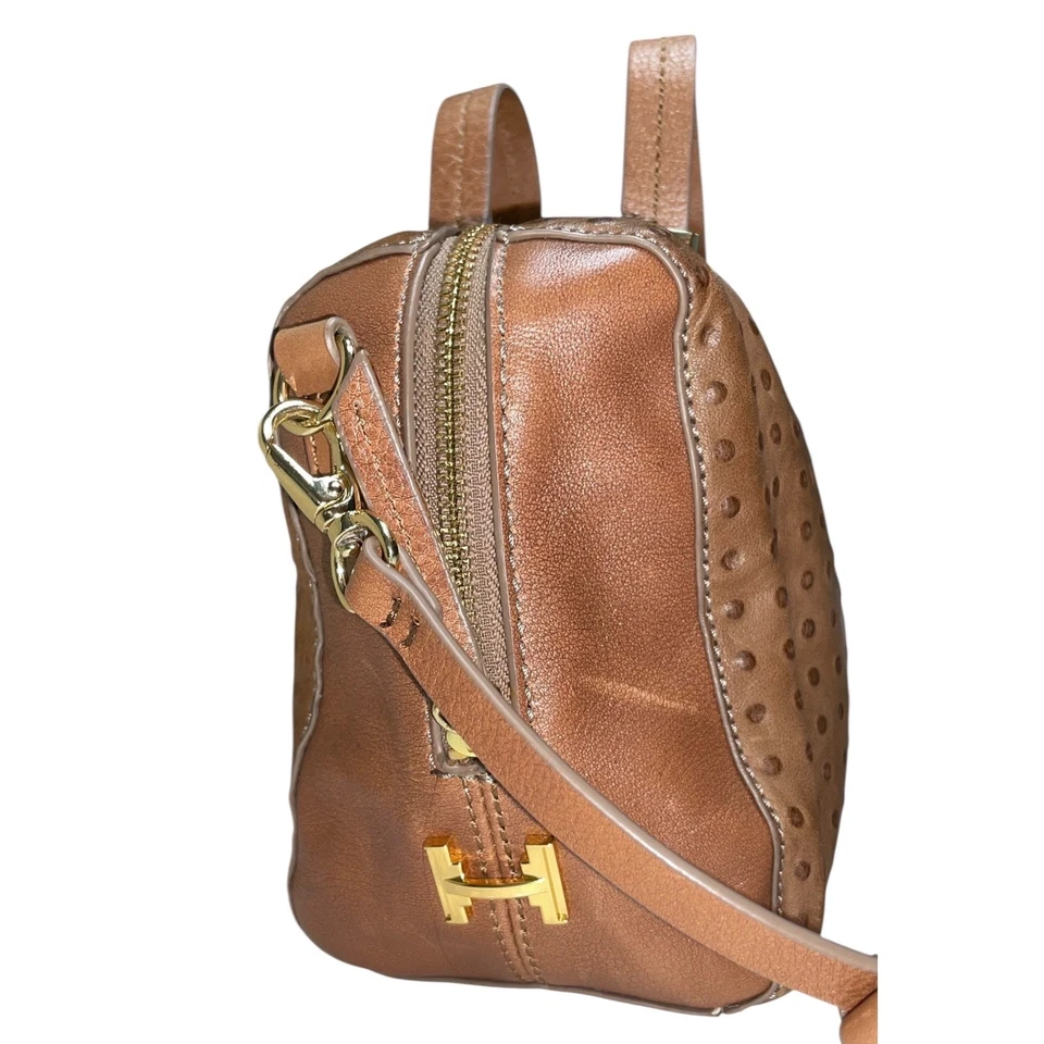 Bolso de hombro Halston Heritage de cuero marrón con patrón de avestruz Foto 3 de 4