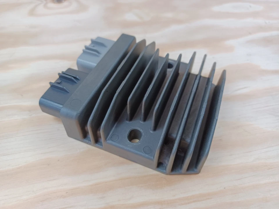 Rectificador regulador genuino Honda CBR 650 R RA 2021 - 2023 Foto 4 de 4