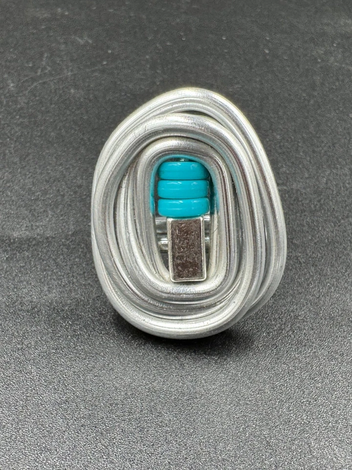 Anillo rompecabezas de aluminio inspirado en Bauhaus hecho a mano diseñador argentino disco verde azulado casi nuevo+ Foto 2 de 4