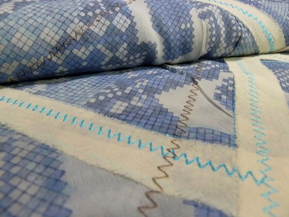 Stoff Blusenstoff Kleiderstoff Patchwork bestickt blau ecrú - Bild 3 von 4