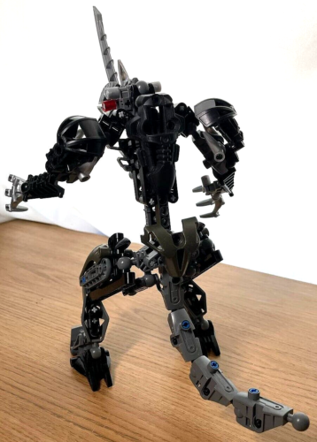 LEGO BIONICLE 8811 Toa Lhikan and Kikanalo, 100%Complete, No Box or Instructions - Picture 9 of 10