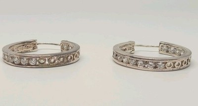 Silber 925 CMCE Diamant Stil Edelstein 2,5 cm Creolen in roter Vitrine