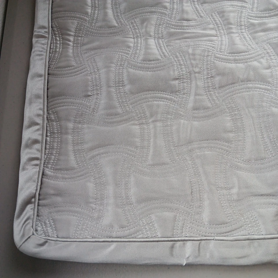 MACY'S ACOLCHADO (2) FUNDAS DE ALMOHADA CON CREMALLERA 18X26 Gris Plateado Satinado Acolchado LUJO Foto 3 de 4