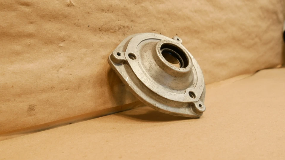 Ferrari 308 Mondial Cap Distributor Support OEM PN 119399 Foto 2 de 4