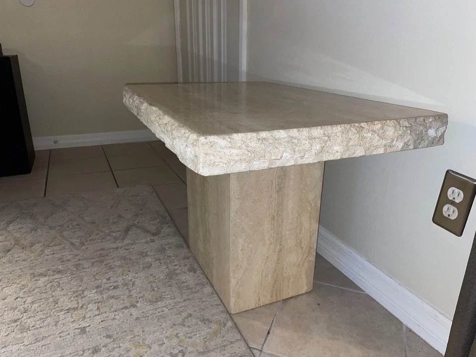 Mesa italiana de travertino de borde crudo Foto 2 de 4