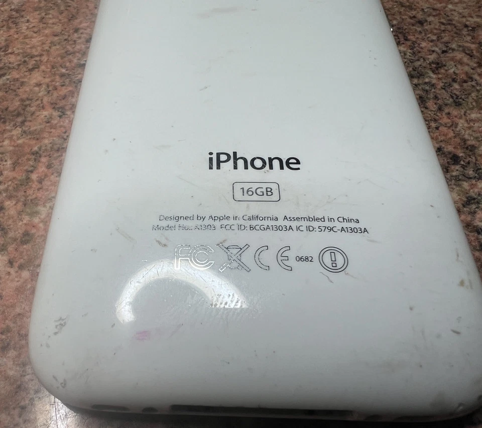 Apple iPhone 3GS  16GB - White in original box no leads   - Image 4 of 4