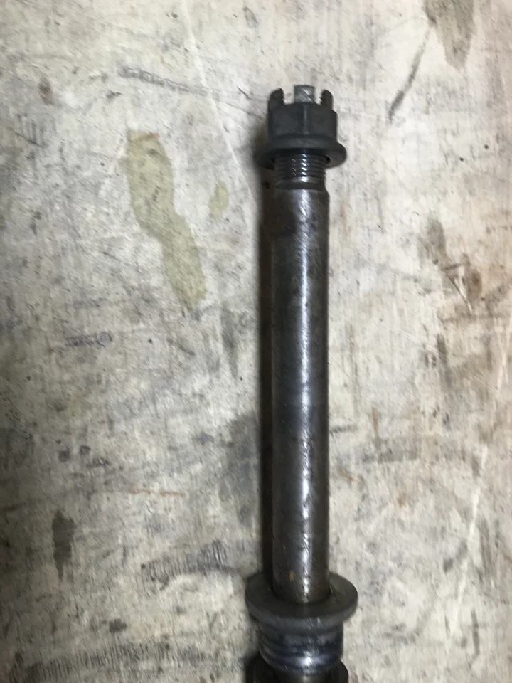 1979 年本田 CB750F Super Sport 后轴和间隔器 — 第 2/4 张图片