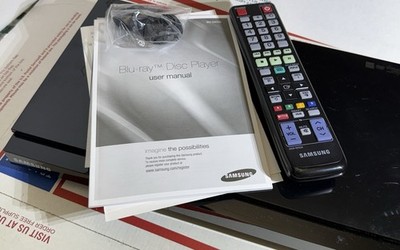 SAMSUNG BD-D5700 BLU-RAY  DVD/CD PLAYER W/ ORIG REMOTE  1080P HD  WiFi STREAMING
