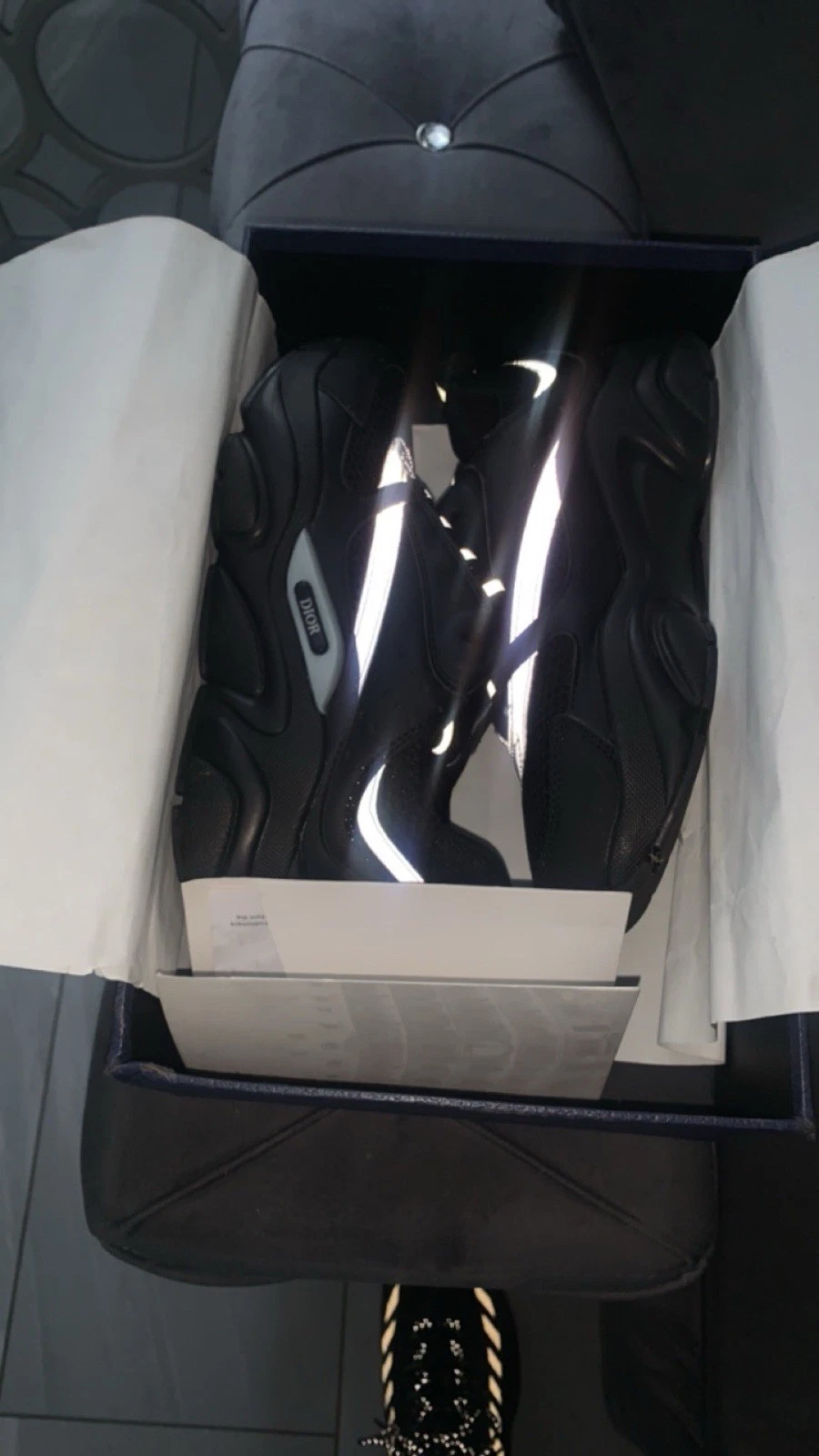 Dior B22 Homme UK 6 (convient à la taille 7 uk) porté une fois autour de la maison légèrement utilisé