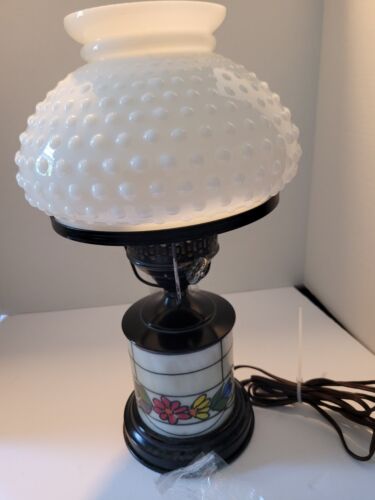  Milk Glass Hobnail Hurricane Lamp  Roses  Pretty! Electric lamp Nwob vintage  - Afbeelding 1 van 9
