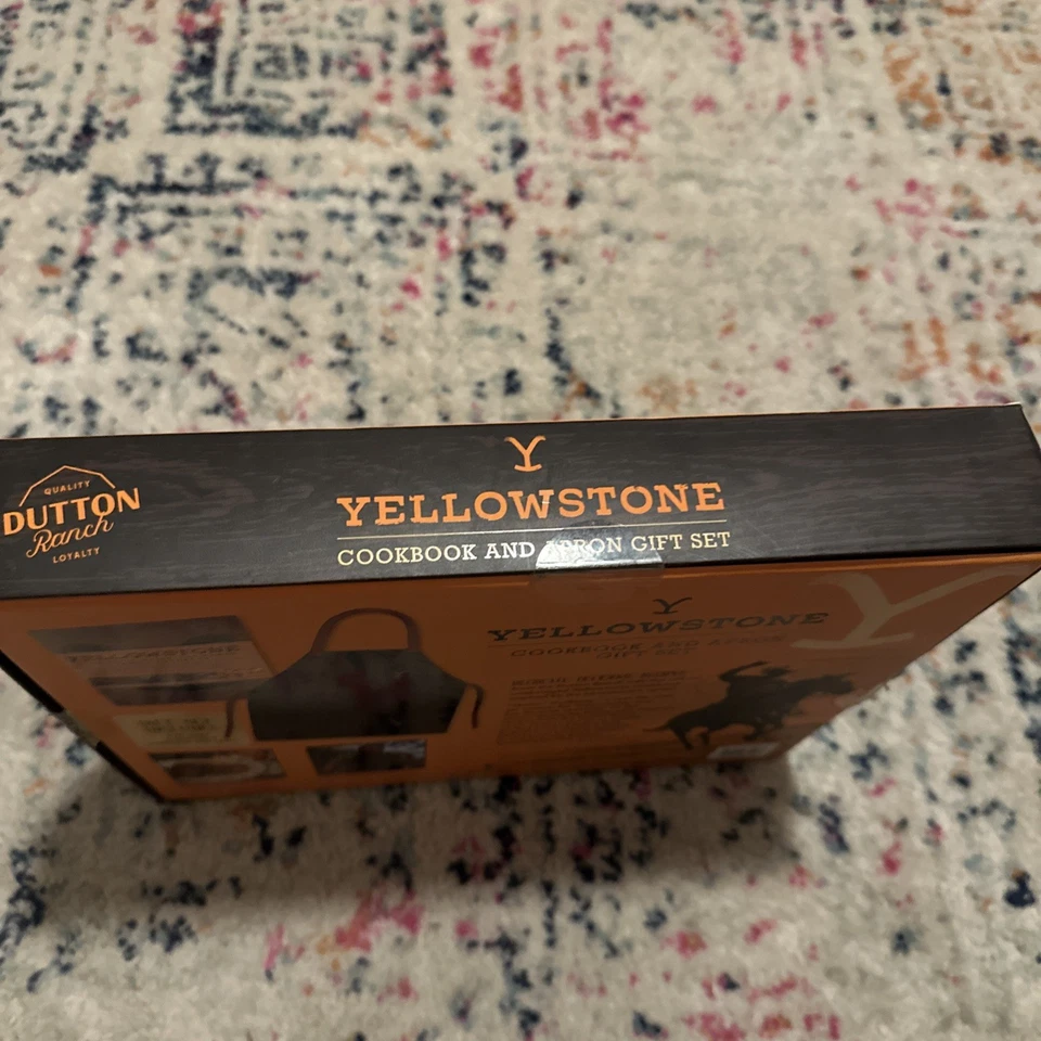 Yellowstone Official Dutton Ranch Family Cookbook Gift Set Cookbook & Apron Foto 3 de 4