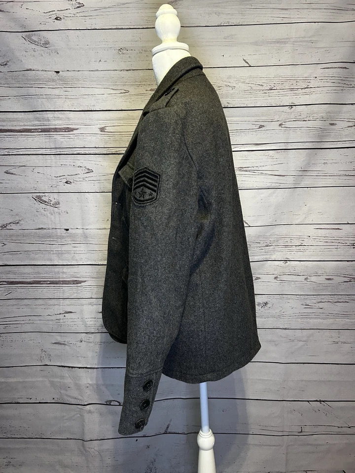 Chaqueta BKE Hombre Calce Ajustado Estilo Militar Talla Mediana  Foto 2 de 4