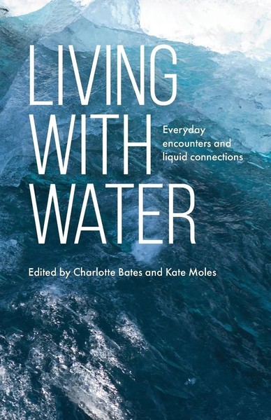 Charlotte Bates (U. A.) | Living With Water | Taschenbuch | Englisch (2025)-image
