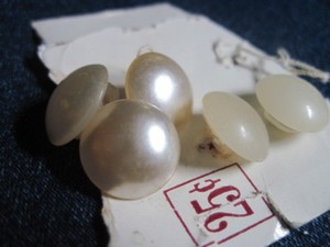 VINTAGE DAMAGED CARD (2)MILKY/TRANS WHITE/(3)SILVER DOMED LUC/PLA BUTTONS QTY 5