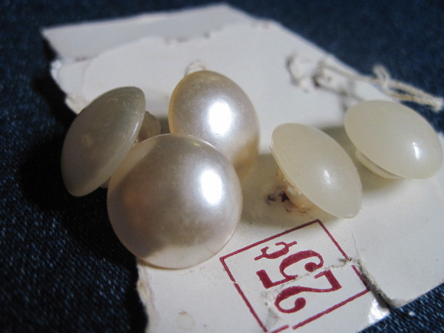 VINTAGE DAMAGED CARD (2)MILKY/TRANS WHITE/(3)SILVER DOMED LUC/PLA BUTTONS QTY 5