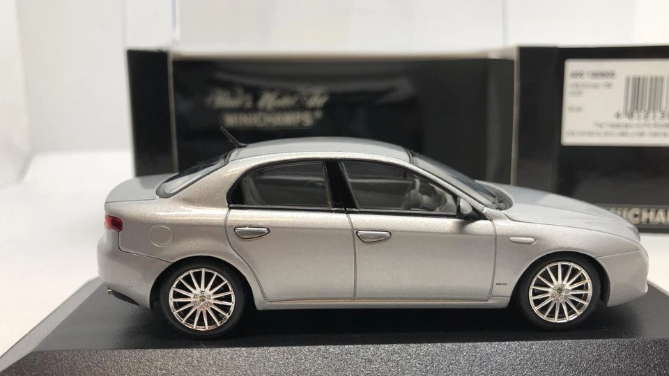 Minichamps ALFA ROMEO 159 ARGENTO EDIZIONE LIMITATA 1/4032 PZ.  SCALA 1:43 - Immagine 4 di 4