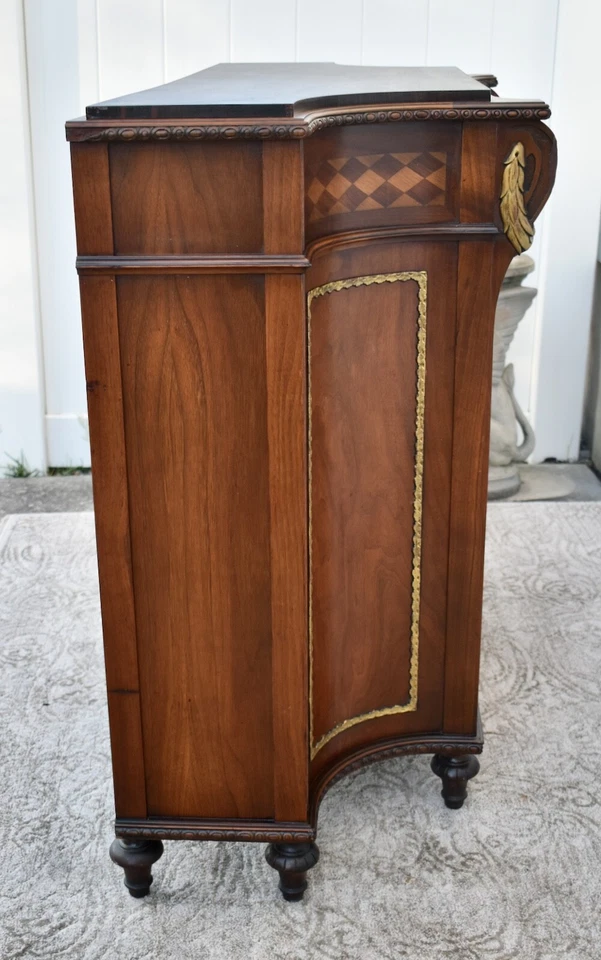 Antiguo cofre estilo renacentista italiano tallado e incrustado de nogal y palo de rosa Foto 4 de 4