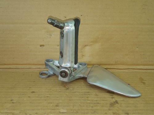 HONDA CBR1100XX BLACKBIRD 97-06 LH Left Front/Rider Footrest & Hanger Assembly - Picture 5 of 9