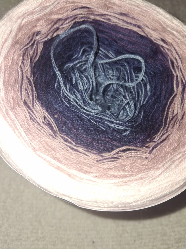 Pastel de ombre degradado de hilo de madera de zarza, 1200 yardas Foto 3 de 4