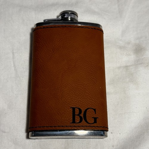 Frasco de acero inoxidable con iniciales BG 6 OZ - Imagen 6 de 6