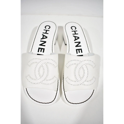 CHANELパイル地アンサンブル Chanel 22S Black White Print Lambskin CC Logo Ankle Strap Block