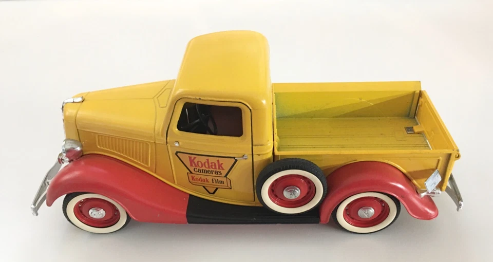 Camioneta Ford Solido Kodak 1936 amarilla modelo diecast de 9" (1:18) falta tapa Foto 2 de 4
