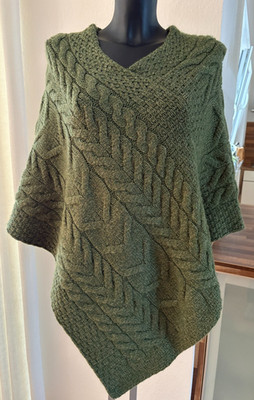 Irischer Strickponcho, Made in Irland, Aran Woolen Mills, moosgrün, Top Qualität