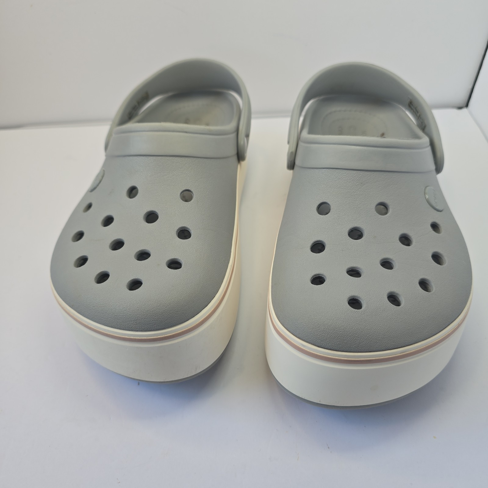 Zueco de plataforma Crocs Crocband gris blanco para mujer 6 para hombre 4 sandalias sin cordones informales