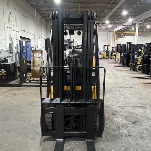 Carretilla elevadora Yale GLC070VX 2021 7000 lb usada triple mástil desplazamiento lateral 4848 horas Foto 4 de 4