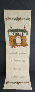 VINTAGE HOLLY HOBBY ALL HEARTS GO HOME AT CHRISTMAS LINEN WALL HANGING 27"