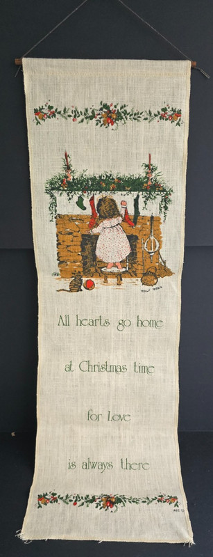 VINTAGE HOLLY HOBBY ALL HEARTS GO HOME AT CHRISTMAS LINEN WALL HANGING 27"