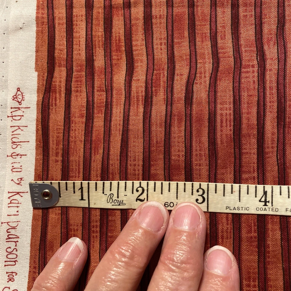 Rayas onduladas rojas en edredón de algodón, SSI/Kari Pearson k. d. kids & co. 3 1/2 yardas Foto 2 de 2