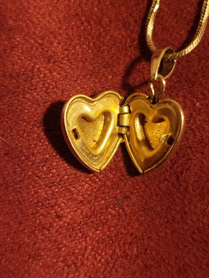 Medallón de cadena y corazón de oro amarillo de 14k Foto 3 de 4