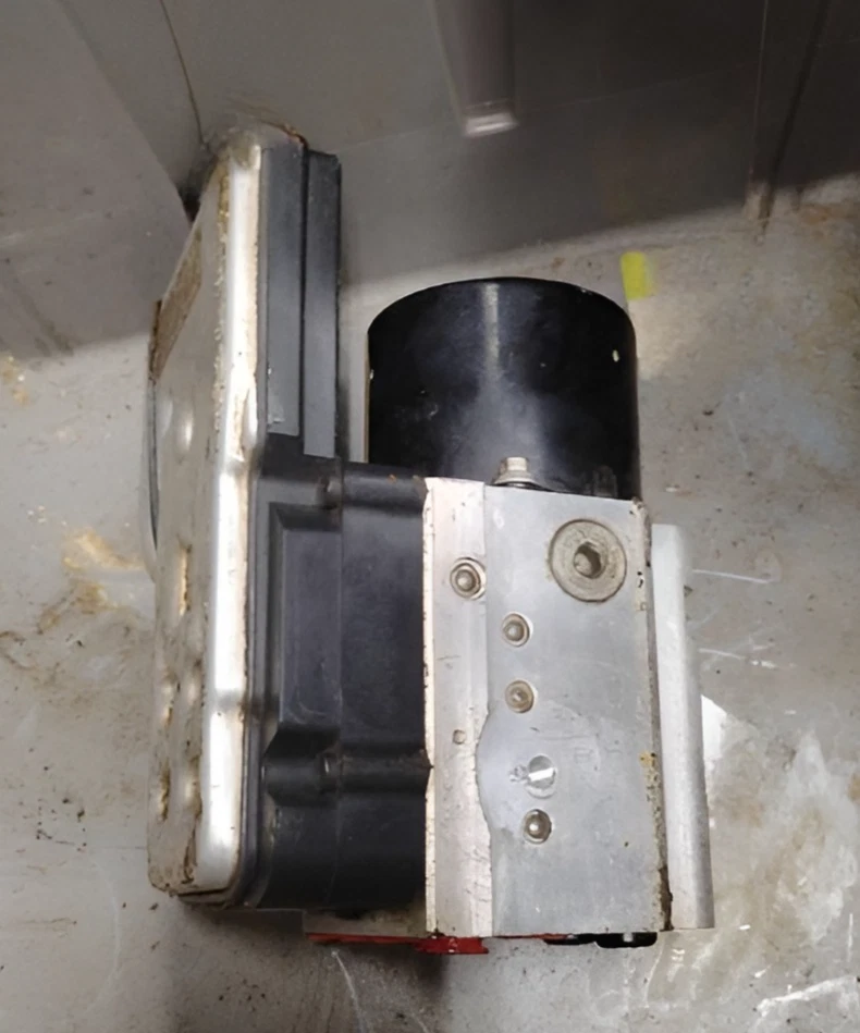 2004-2006 Cadillac Escalade  ABS Anti-Lock Brake Pump Assembly OEM - Image 2 of 4