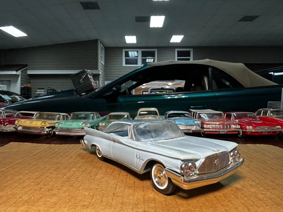 Jo-Han Models 1960 Chrysler New Yorker Dealer modelo promocional com estojo escala 1:25 - Imagem 4 de 4