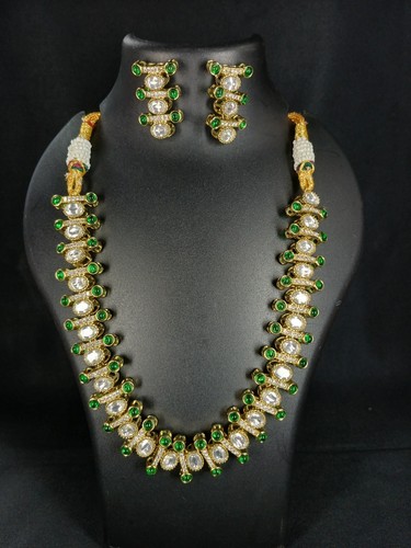Traditionelle elegante grüne und weiße Stein Halskette Schmuck Set mit Ohrringen