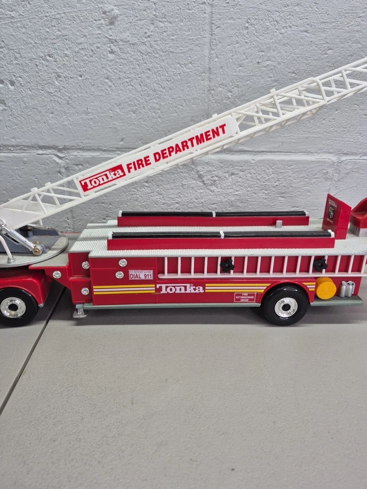 Camión de bomberos Tonka Funrise 1992 gancho y escalera departamento 88 Foto 4 de 4