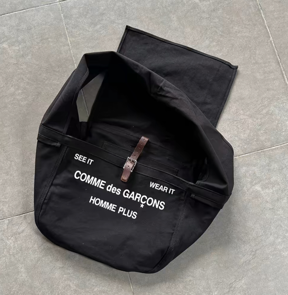 COMME des GARCONS HOMME PLUS ショルダーバッグ COMME des GARCONS HOMME PLUS Logo Printed Shoulder Bag Black (K