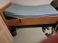 Ein Bett mit Matratze  Krankenbett Funktionstüchtig