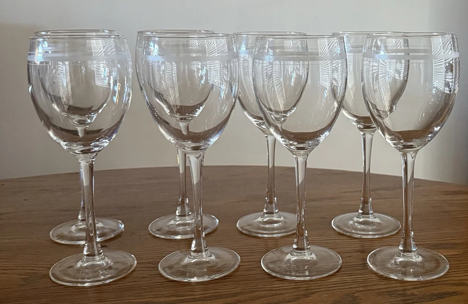Винный бокал Mikasa Parchment Stripe Crystal Goblet 7 7/8 дюйма с тройной травленой лентой - Изображение 2 из 4