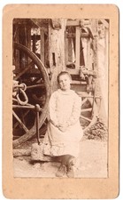 Fillette devant une grange ferme monde rural circa 1890 Photo CDV enfants