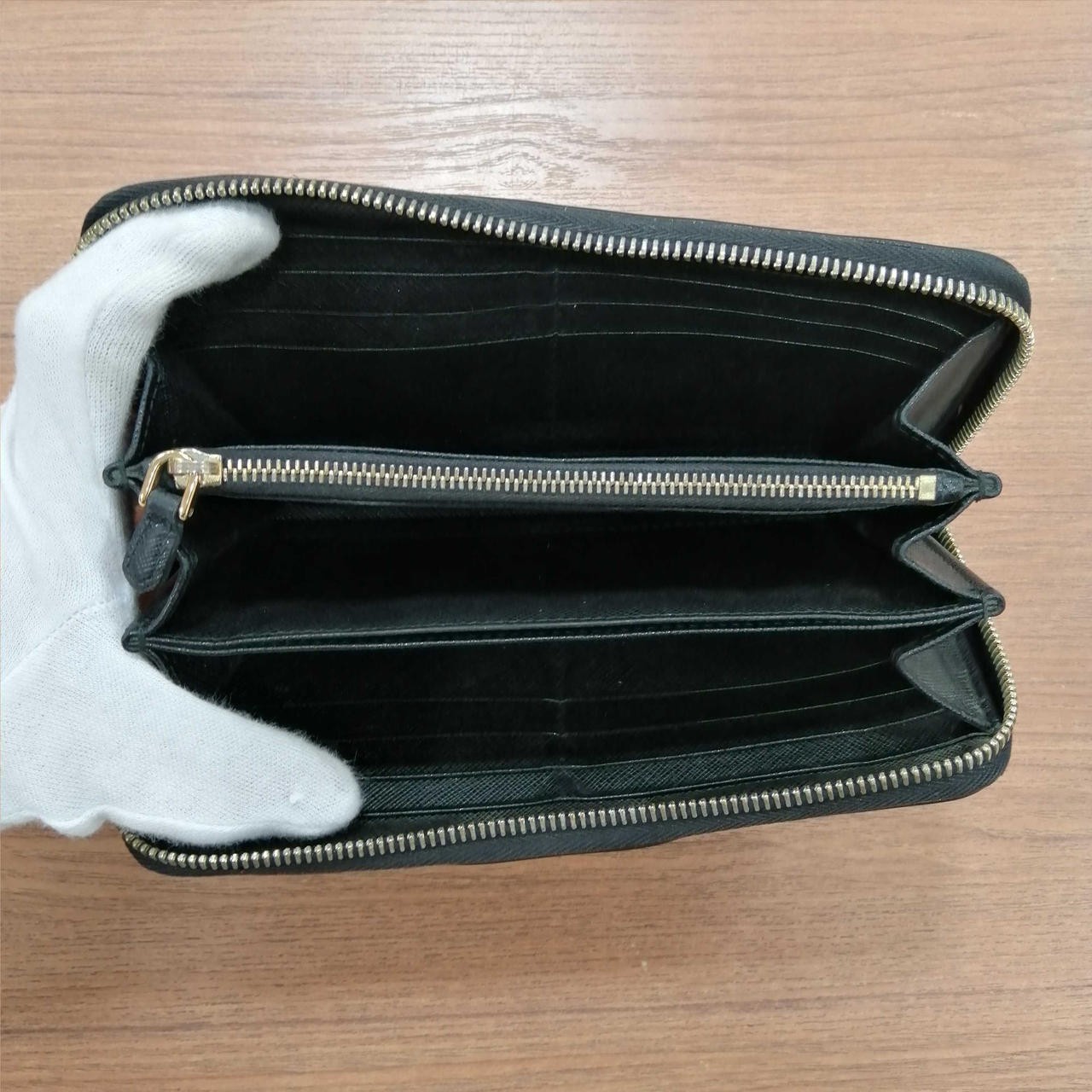 Round Zip Wallet Model Number BLK Condition PRADA - image 5
