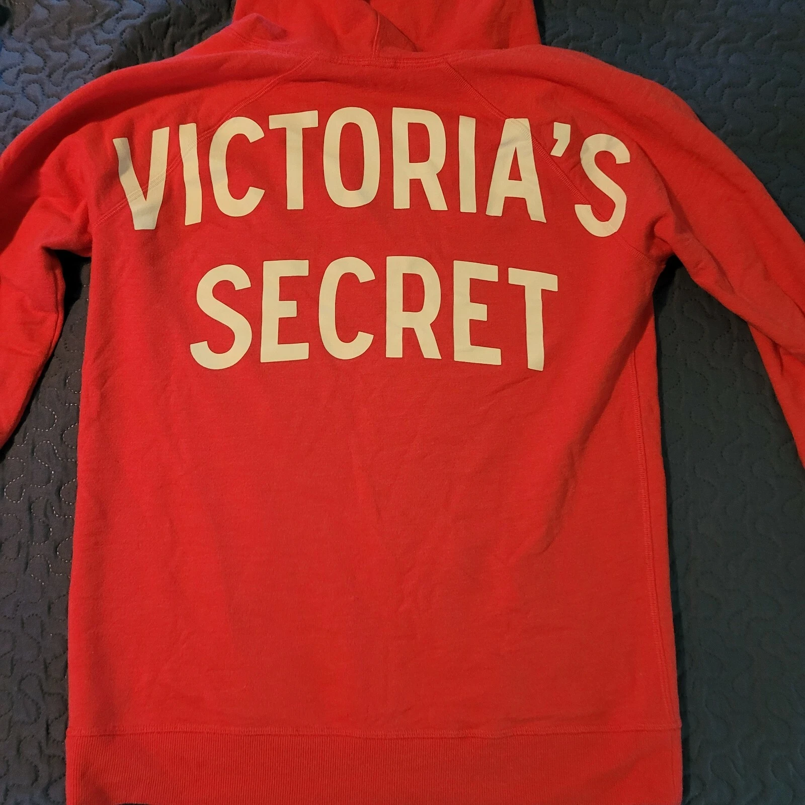 UNDERCOVER FELPA CON CAPPUCCIO DA DONNA~VICTORIA'S SECRET~FELPA CON CAPPUCCIO A COLLO DIVISO~MEDIA~VS ALI D'ANGELO